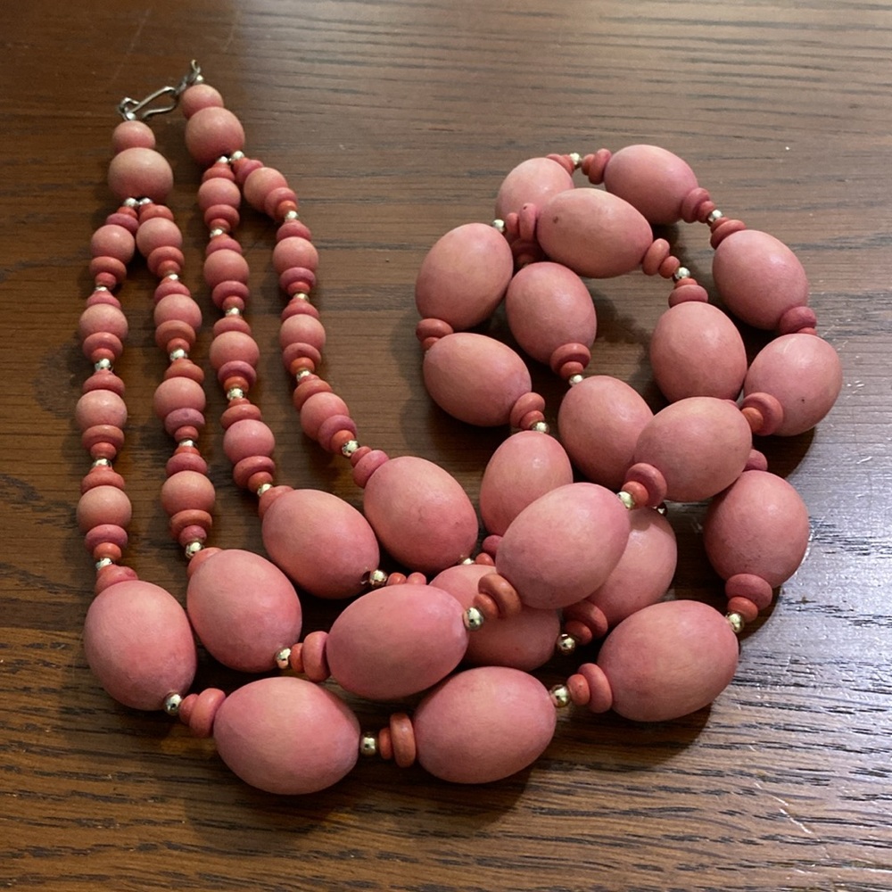 10/$10 Pink wood Bead Necklace - Picture 4 of 4